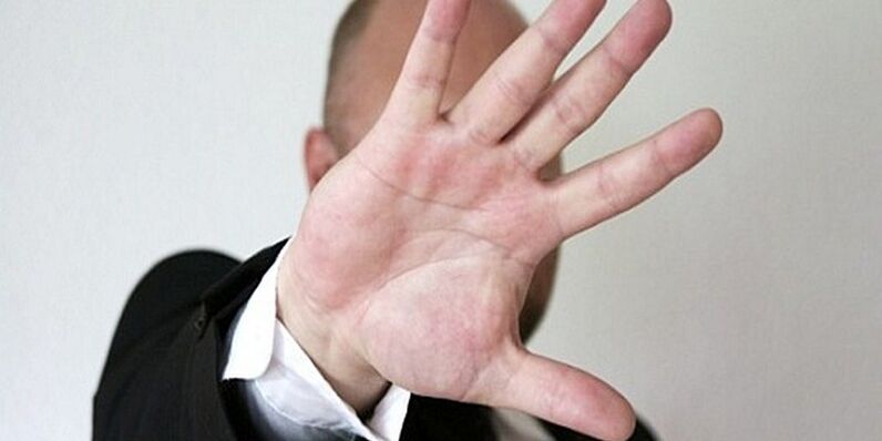 mężczyzna przeciwko przywiązaniu do powiększania penisa